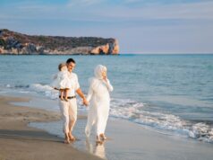 Algérie bat record de tourisme grâce au visa à l’arrivée : Guide pratique pour vos voyages Famille algérienne au bord d'une plage avec passports en main
