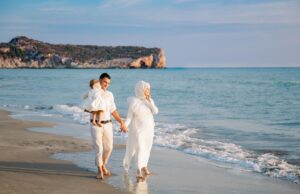 Algérie bat record de tourisme grâce au visa à l’arrivée : Guide pratique pour vos voyages Famille algérienne au bord d'une plage avec passports en main