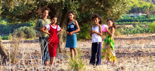 Enfant dans une école maternelle en Tunisie, regardant effrayé les violences commises par un enseignant