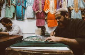 Jimmy Mohamed et Souailla : La vie d’un artiste maghrébin marquée par la séparation Jimmy Mohamed et Souailla en train de travailler sur une œuvre d'art