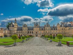 Festival de l’histoire de l’art 2026 : Mode et Maroc – 300 événements gratuits à Fontainebleau Festival de l'histoire de l'art 2026 à Fontainebleau - Marocaines en tenue traditionnelle dans une exposition de mode