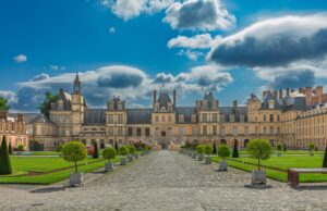 Festival de l’histoire de l’art 2026 : Mode et Maroc – 300 événements gratuits à Fontainebleau Festival de l'histoire de l'art 2026 à Fontainebleau - Marocaines en tenue traditionnelle dans une exposition de mode