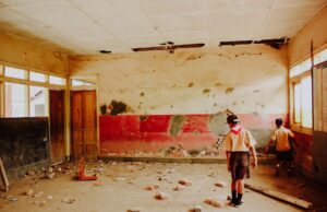Une crise grave menace l’éducation des enfants libanais : l’Unicef appelle aux secours Enfants libanais devant des écoles en ruine