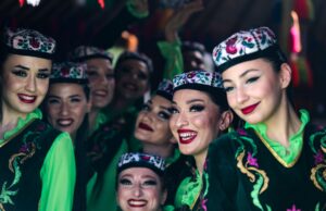 Femmes kabyles : racines, traditions et histoire des communautés berbères Kabyle women in traditional clothing, gathering at a communal event