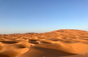 Le tourisme au Maroc et en Égypte : concurrence pour le numéro un du tourisme africain Marocain et Egyptien explorant les sites touristiques de leur pays natal