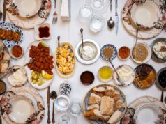 Recettes traditionnelles pour le Ramadan 2026 : une sélection de 50 recettes Traditional Ramadan dishes spread out on a table, featuring a bowl of tender wheat porridge