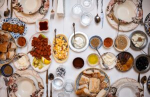 Recettes traditionnelles pour le Ramadan 2026 : une sélection de 50 recettes Traditional Ramadan dishes spread out on a table, featuring a bowl of tender wheat porridge