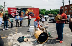 Ima-Yemma : l’orchestre qui revolutionne le Chaâbi, la Soul américaine et le Klezmer Ima-Yemma Orchestra performing a unique fusion of Chaabi, Soul, and Klezmer music