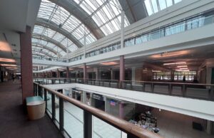 Le centre commercial national inaugure une nouvelle ère pour l’Algérie National Shopping Center Alger interior with crowds shopping