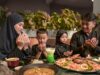 Fête musulmane du Sacrifice 2026 (Aïd el-Kébir ou Aïd al-Adha) : traditions et ragoûts maghrébins à partager Famille musulmane célébrant la Fête du Sacrifice 2026 avec des ragoûts maghrébins sur une table