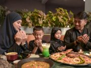 Fête musulmane du Sacrifice 2026 (Aïd el-Kébir ou Aïd al-Adha) : traditions et ragoûts maghrébins à partager Famille musulmane célébrant la Fête du Sacrifice 2026 avec des ragoûts maghrébins sur une table