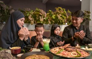 Fête musulmane du Sacrifice 2026 (Aïd el-Kébir ou Aïd al-Adha) : traditions et ragoûts maghrébins à partager Famille musulmane célébrant la Fête du Sacrifice 2026 avec des ragoûts maghrébins sur une table