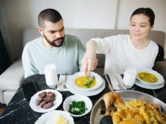 8 recettes maghrébines de soupes à essayer pendant le Ramadan Famille arabe mangeant une soupe maghrébine pendant Ramadan