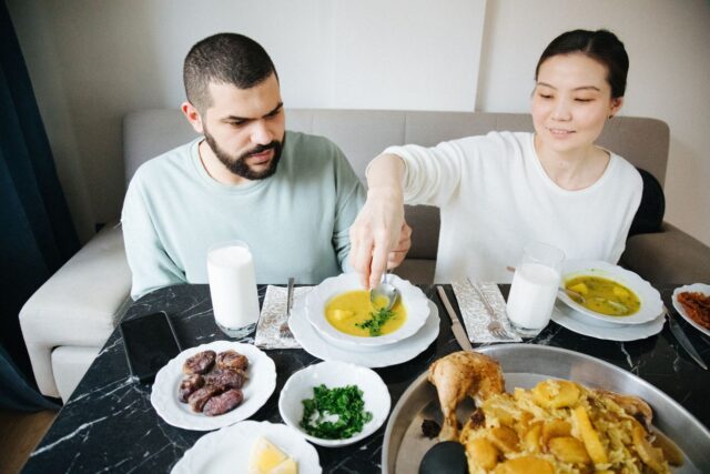 Soupe maghrébine pendant Ramadan Famille arabe mangeant une soupe maghrébine pendant Ramadan