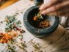Plantes médicinales du Maroc : guide pratique pour soins de base Femme marocaine utilisant des plantes médicinales dans sa cuisine