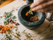 Plantes médicinales du Maroc : guide pratique pour soins de base Femme marocaine utilisant des plantes médicinales dans sa cuisine