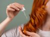 L’huile de nigelle : ses bénéfices pour les cheveux gris Femme avec des cheveux gris qui utilisent de l'huile de nigelle pour le soin