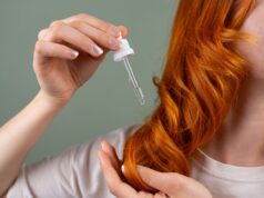 L’huile de nigelle : ses bénéfices pour les cheveux gris Femme avec des cheveux gris qui utilisent de l'huile de nigelle pour le soin