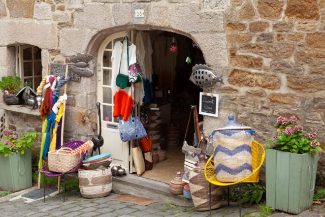 Marocain artisanat chерbourg store Femme marocaine présentant des créations d'artisanat dans une nouvelle boutique à Cherbourg-en-Cotentin