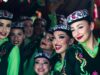 Les femmes kabyles racontent leur histoire et leurs traditions Women in traditional Kabyle clothing embroidering fabric