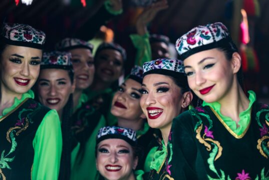 Les femmes kabyles racontent leur histoire et leurs traditions Women in traditional Kabyle clothing embroidering fabric
