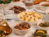 20 recettes végétariennes pour le Ramadan : santé, vertu et saveur Family enjoying a vegan meal during Ramadan, featuring dishes like lentil stew and roasted vegetables