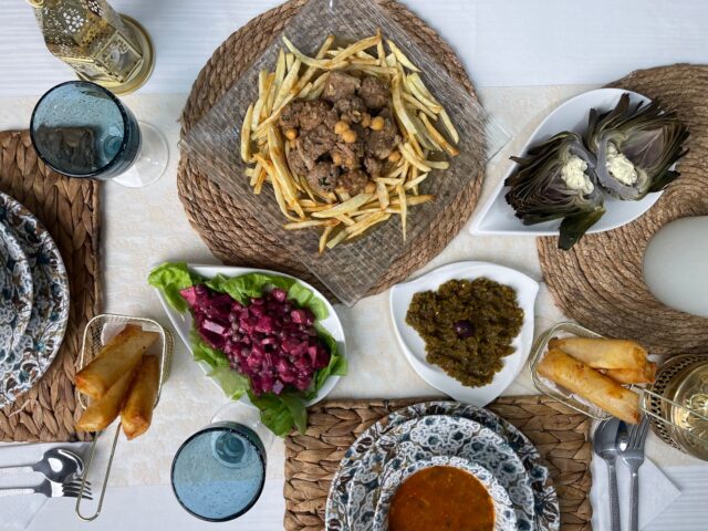ftour de ramadan maghrebi recipes family 50 recettes pour le Ftour de Ramadan 2026 : famille préparant des plats traditionnels maghrébins en Afrique du Nord