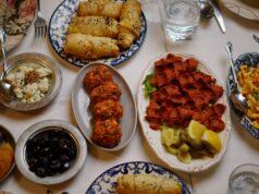 Carême et Ramadan : fusionner les traditions culinaires chrétiennes et musulmanes Famille maghrébine préparant ensemble un plat combinant les cuisines chrétienne et musulmane durant Ramadan et Carême