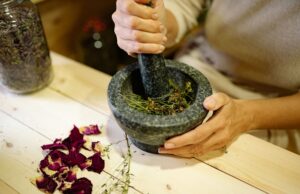 Santé et bien-être : les plantes médicinales du Maghreb pour soigner de manière naturelle Femme faisant une infusion de plantes médicinales du Maghreb