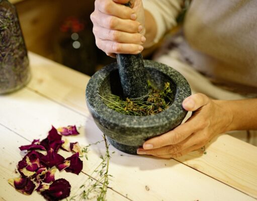 Santé et bien-être : les plantes médicinales du Maghreb pour soigner de manière naturelle Femme faisant une infusion de plantes médicinales du Maghreb
