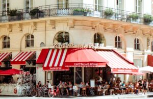 Ségolène Royal et sa passion pour la cuisine algérienne à Paris : un voyage gastronomique inoubliable Ségolène Royal serving traditional Algerian dish at her Paris restaurant