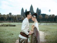 Découvrez le mariage khmer traditionnel cambodgien : une cérémonie culturelle remarquable Khmer traditional wedding ceremony with couple dressed in traditional attire surrounded by family and friends