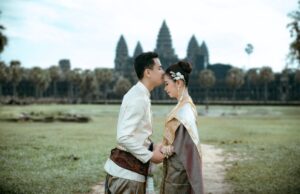 Découvrez le mariage khmer traditionnel cambodgien : une cérémonie culturelle remarquable Khmer traditional wedding ceremony with couple dressed in traditional attire surrounded by family and friends