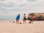 Les meilleures destinations de vacances en Algérie en été : découvrez les joyaux du pays Famille sur la plage en Algérie avec vue sur ruines historiques