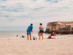 Les meilleures destinations de vacances en Algérie en été : découvrez les joyaux du pays Famille sur la plage en Algérie avec vue sur ruines historiques