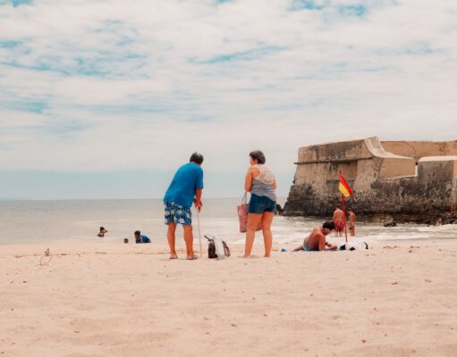 Les meilleures destinations de vacances en Algérie en été : découvrez les joyaux du pays Famille sur la plage en Algérie avec vue sur ruines historiques