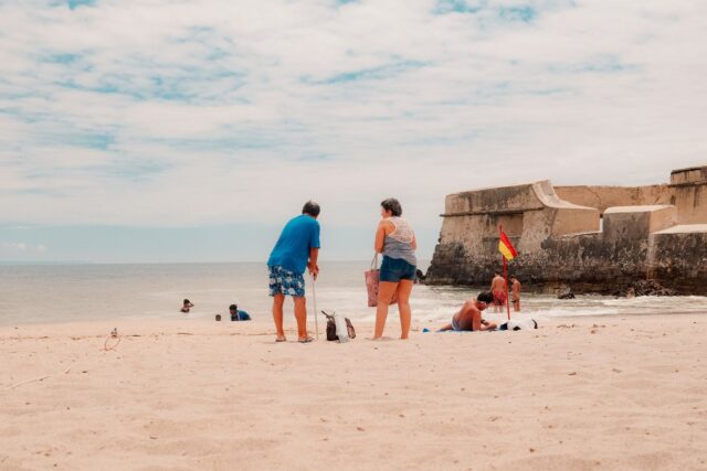 Algérie Vacances - Plage Historique Famille sur la plage en Algérie avec vue sur ruines historiques