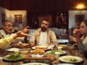 Chorba Frik : recette authentique de la tradition culinaire maghrébine pour le Ftour Family enjoying a traditional Chorba Frik meal during Ftour in a Maghrebin home