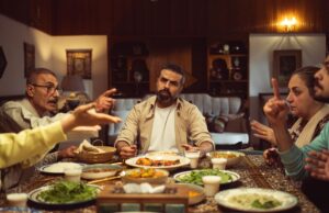 Chorba Frik : recette authentique de la tradition culinaire maghrébine pour le Ftour Family enjoying a traditional Chorba Frik meal during Ftour in a Maghrebin home