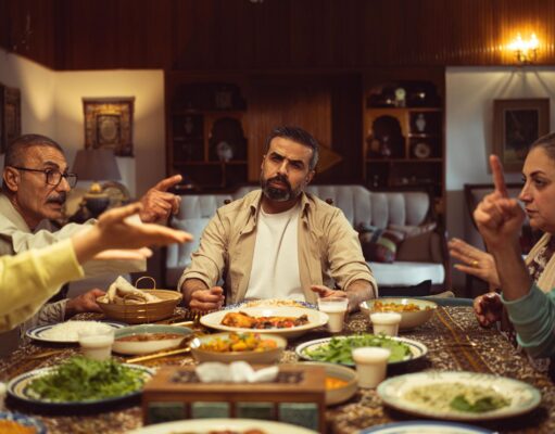 Chorba Frik : recette authentique de la tradition culinaire maghrébine pour le Ftour Family enjoying a traditional Chorba Frik meal during Ftour in a Maghrebin home