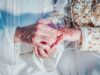 La tendance au mariage retardé et la baisse de la natalité chez les Marocains : Quels enjeux pour notre communauté ? Famille marocaine réunie pour un mariage retardé