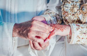 La tendance au mariage retardé et la baisse de la natalité chez les Marocains : Quels enjeux pour notre communauté ? Famille marocaine réunie pour un mariage retardé
