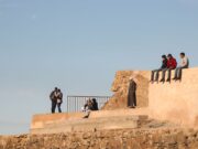 La révolution silencieuse des familles au Maroc : tendances et impact sur la société Moroccan family gathering around a traditional meal