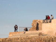 La révolution silencieuse des familles au Maroc : tendances et impact sur la société Moroccan family gathering around a traditional meal