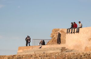 La révolution silencieuse des familles au Maroc : tendances et impact sur la société Moroccan family gathering around a traditional meal