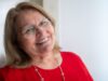 Odile Camus : une retraite après 28 ans au service des enfants de Saint-Hilaire-la-Treille Madame Odile Camus en retraite, souriant devant l'école de Saint-Hilaire-la-Treille