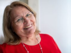 Odile Camus : une retraite après 28 ans au service des enfants de Saint-Hilaire-la-Treille Madame Odile Camus en retraite, souriant devant l'école de Saint-Hilaire-la-Treille