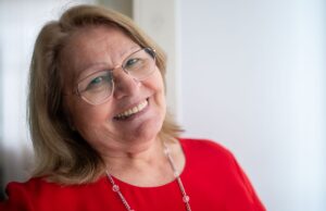 Odile Camus : une retraite après 28 ans au service des enfants de Saint-Hilaire-la-Treille Madame Odile Camus en retraite, souriant devant l'école de Saint-Hilaire-la-Treille
