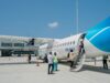 Air Algérie : un accompagnement à chaque étape du voyage pour les passagers Passengers boarding Air Algérie plane with warm welcome sign