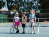 Sports, création et récréation : activités pour les enfants accueillis au centre de loisirs Enfants maghrebins jouant au tennis dans un centre de loisirs